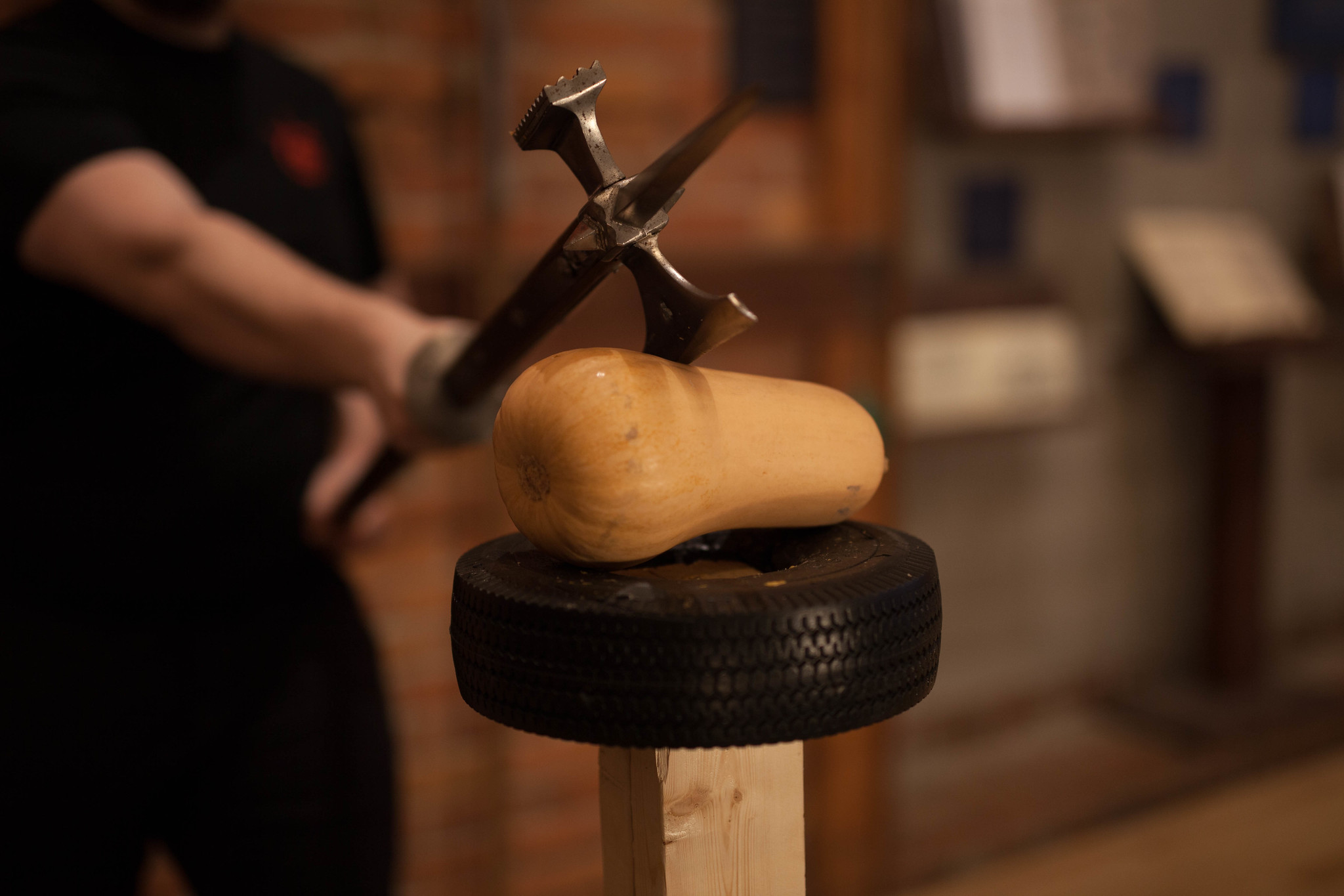 Axe cutting at Academie Duello