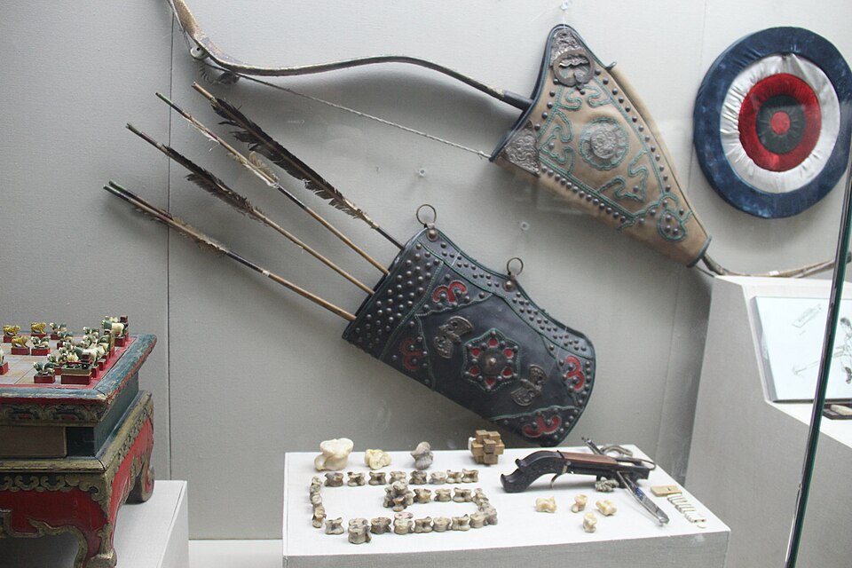 Mongol composite bow with quiver and arrows